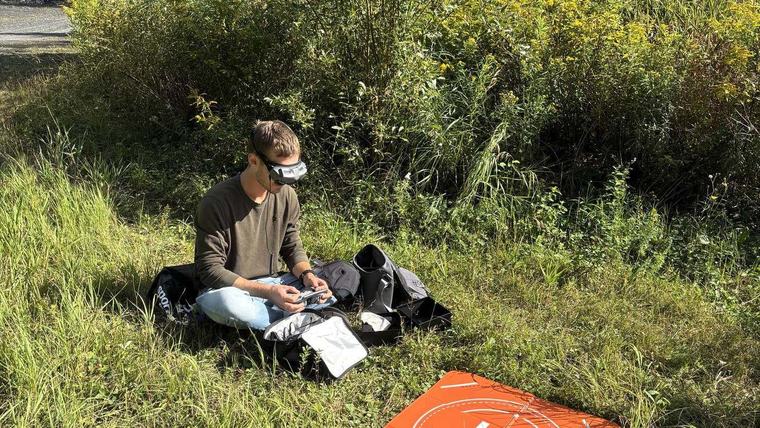 Pilote de drone en mission sur le terrain au Québec