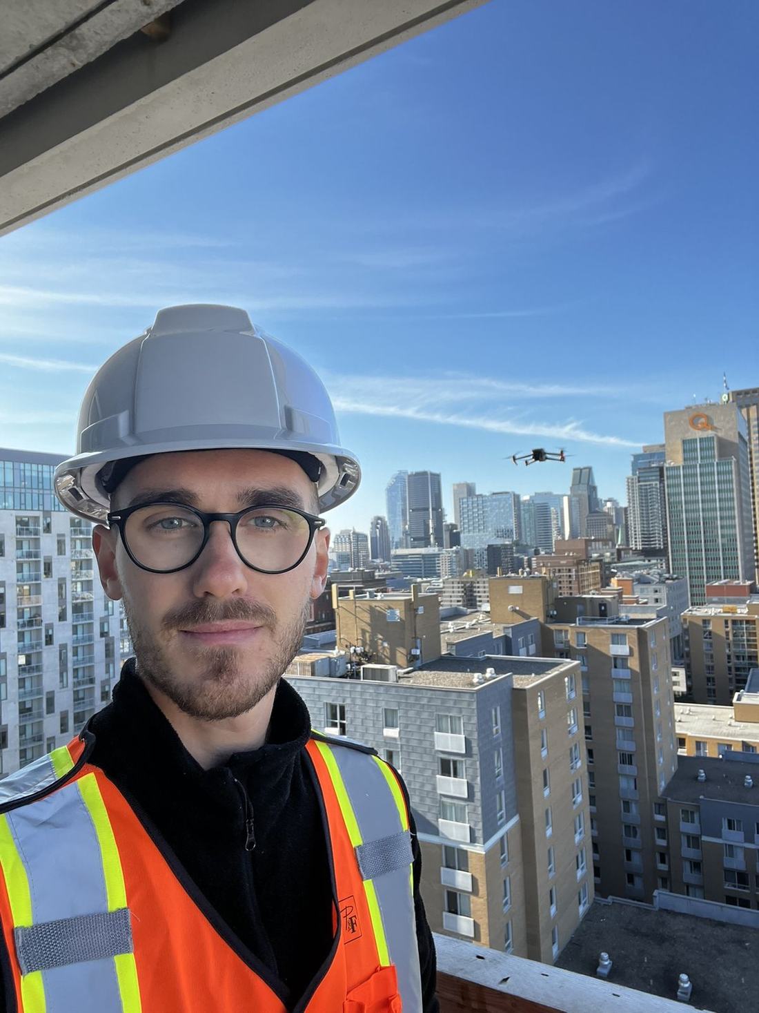 Pilote de drone professionnel sur un chantier de construction à Montréal